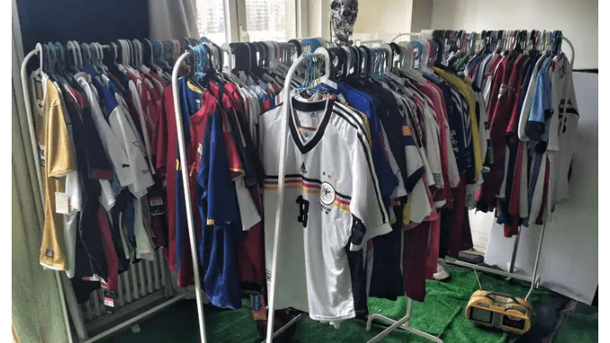 What is the difference between the player version and the fan version of a football match jersey?