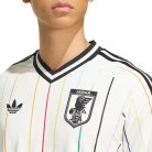 KD3348_camiseta-adidas-2a-japon-authentic-26-color-blanco_3_detalle-cuello-y-pecho-con-escudo.jpg